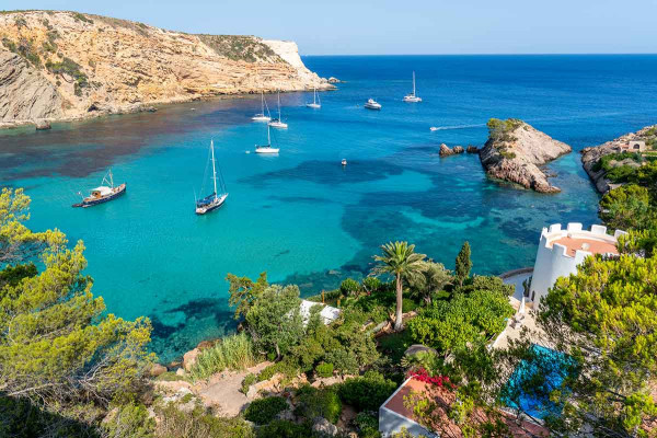 cala-es-canarte-ibiza-velero-sirocodiez